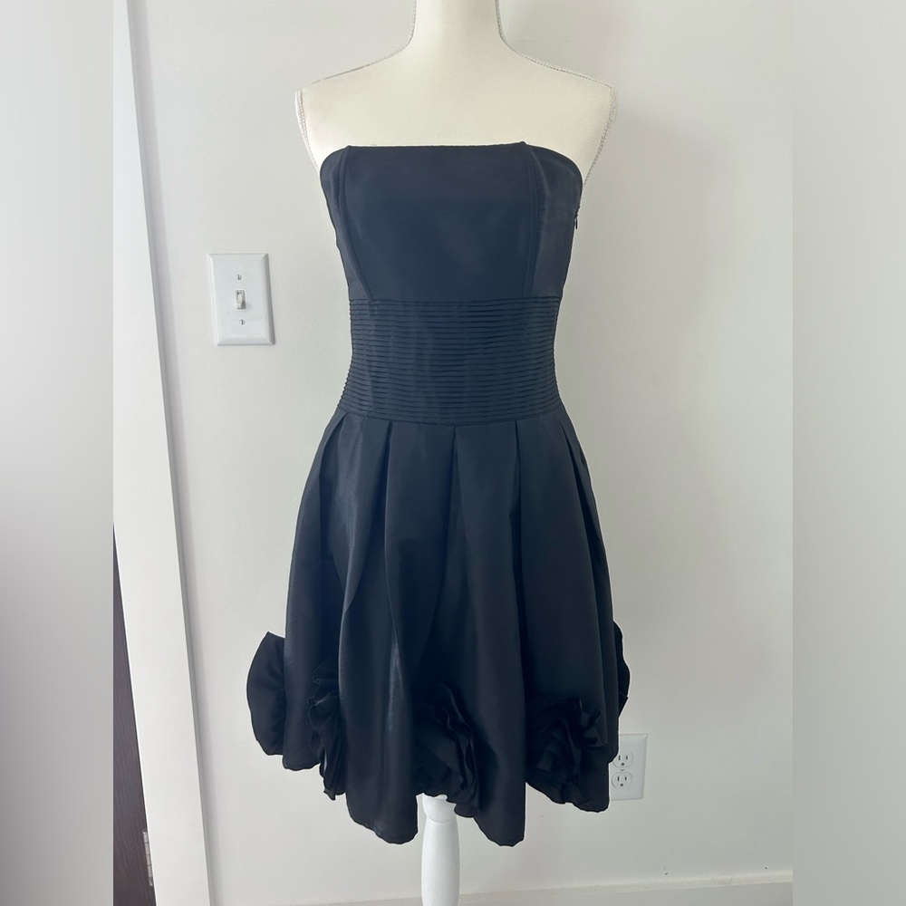 ROMEO & JULIET COUTURE MEDIUM BLACK FLOWER STRAPLESS DRESS